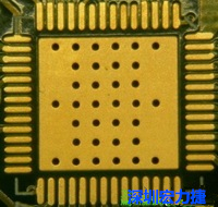 這是最不好的通孔設(shè)計(jì)，貫穿通孔直接擺放于QFN的接地散熱墊上，制造上無法確保其錫量，也就無法確保焊接良好。