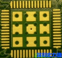 這個(gè)通孔的設(shè)計(jì)勉強(qiáng)可以接受，只剩下正中間一個(gè)通孔沒有塞孔，而且孔徑也變小了。