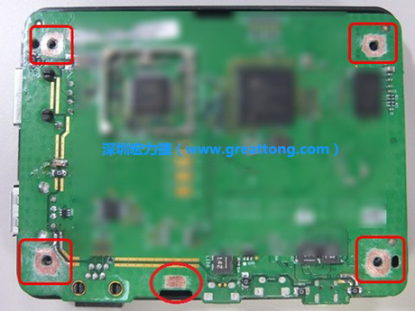 手動(dòng)去綠漆。使用傳統(tǒng)的刀片去除綠漆后的效果。