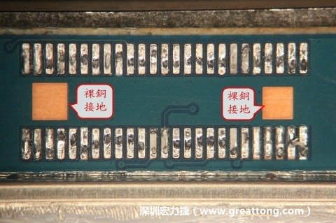 把板對板連接器全部移除，發(fā)現(xiàn)其下方板子共有兩個裸銅的方形設(shè)計。