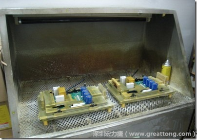 使用噴涂(Spraying)方式作業(yè)conformal coating時(shí)，需設(shè)備抽真空的設(shè)備，否則噴涂的物質(zhì)會飄散到空氣當(dāng)中，影響人體的健康。