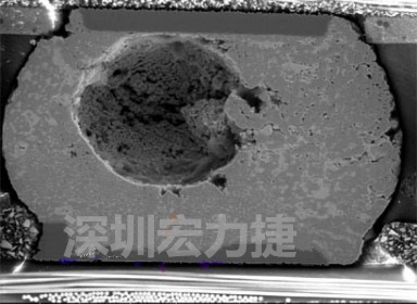 錫球氣泡大到足以影響到焊接的品質(zhì)，下圖是錫球切片后的剖面，可以很明顯看到氣泡已經(jīng)有錫球的 1/3 大了