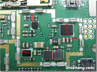 圖中顯示一塊電路板使用這種屏蔽夾(shielding clip)的實例?；旧衔覀冊趶澖堑牡胤蕉荚O(shè)計擺放了一個屏蔽夾，這樣可以讓作業(yè)員比較方便安裝屏蔽罩(shielding can)時的對位準確。然后在其他沒有屏蔽夾的地方也設(shè)計了一些接地的布線，一來可以稍微提升屏蔽罩的電磁隔絕能力，另一方面也可以為屏蔽夾無效時，馬上可以更改為屏蔽框，而無需要重新設(shè)計電路板。
