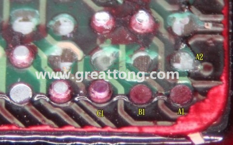下圖是紅墨水測(cè)試后將PCB板子拿回來側(cè)一個(gè)角度拍攝的照片，就可以很清楚的看到錫球黏在PCB端，或不在PCB端。