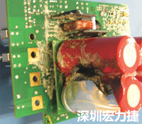 元件選擇不當(dāng)導(dǎo)致大量電流或電壓流經(jīng)電路，將會發(fā)生像這個燒融電容器的損壞情形。