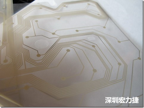 下面第二個圖則是另一片也有著按鍵線路的PTF，當上、下兩面PTF的按鍵結(jié)點互相接觸后就可以計算出是哪個按鍵被按下了?？墒钱敯存I沒有按下時，上下兩片PTF的線路則是分開的，所以上圖那片PTF的線路上面其實還另外覆蓋了另一層透明的PET作為絕緣層，只露出了需要在鍵盤按下時才會碰觸的接觸點，因為這些材質(zhì)使用的都是Polymer，所以才撐這樣的技術為Polydome(聚合簧片)。