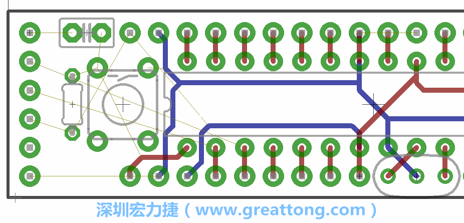 到目前為止，你應(yīng)該只剩下四個部分還未進(jìn)行布線，10K重置上拉電阻器、重置電容和1×6的序列排針。