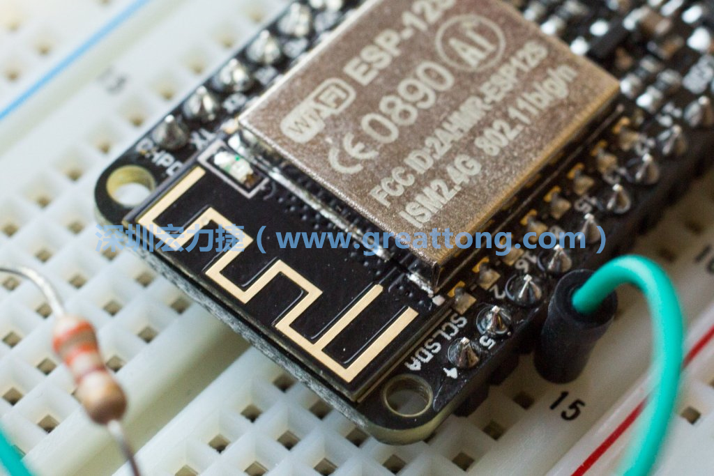 Adafruit Feather板上的無線電天線。