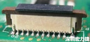一開(kāi)始的 connector 把 塑膠蓋子(cap) 塞到了 connector 的接觸彈片內(nèi)側(cè)。