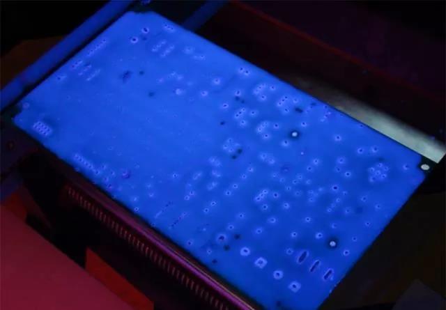 經(jīng)過涂覆工藝后的PCB，在紫光燈下的拍攝效果，原來coating也可以這么美！