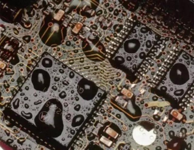 經(jīng)過涂覆工藝后的PCB，在表面形成透明的保護膜，能有效防止水珠和潮氣侵入，避免漏電和短路。