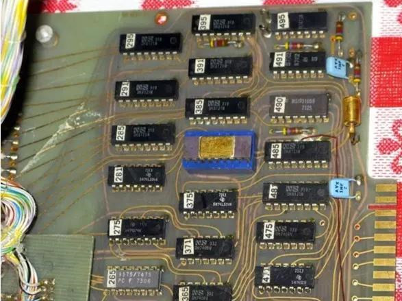 1972年開(kāi)發(fā)的一塊基于Intel 8008的計(jì)算機(jī)中的印刷電路板。(資源來(lái)源：DigiBarn計(jì)算機(jī)博物館)